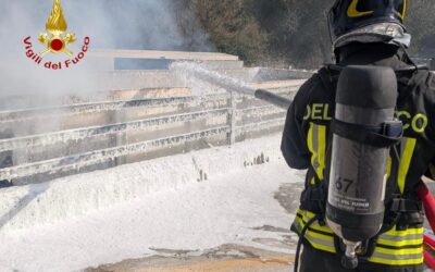 Arcidosso, scoppia un incendio all’isola ecologica