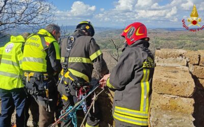 Arcidosso, vigili del fuoco soccorrono uomo e cane caduti in un dirupo