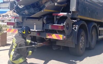 Camion incastrato nella strada sull’Isola del Giglio