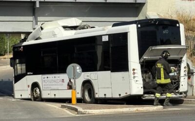 Autobus a metano incastrato sotto il ponte: paura e disagi a Grosseto