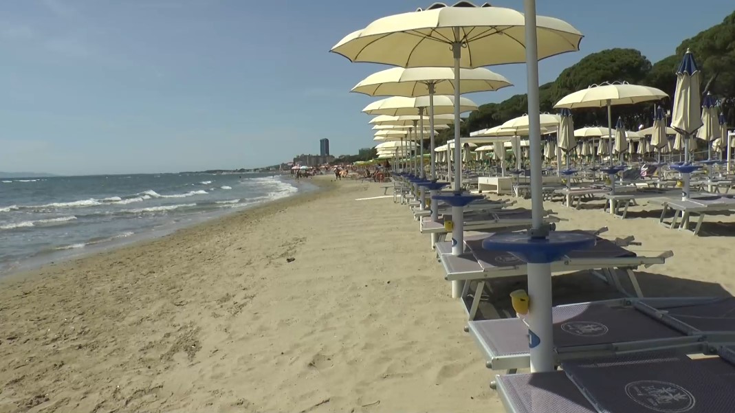 Follonica, turista senese muore mentre fa il bagno