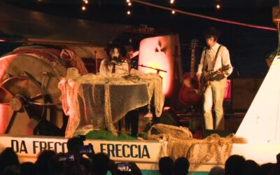 Lucio Corsi incanta Porto Ercole con il concerto sul “palco-barca”
